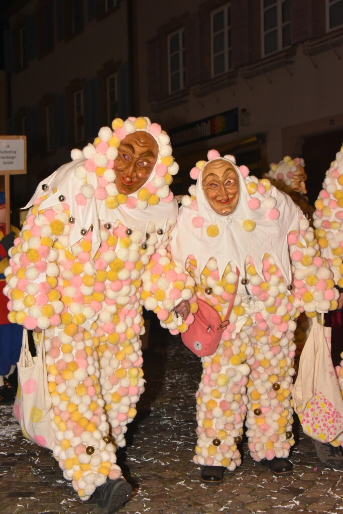 Frhlich zogen ber 80 Znfte, Fanfarenzge, Gugge-Musik- und Fasnachtsgruppen durch die Emmendinger Altstadt.