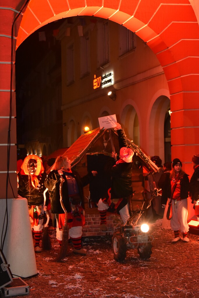 Frhlich zogen ber 80 Znfte, Fanfarenzge, Gugge-Musik- und Fasnachtsgruppen durch die Emmendinger Altstadt.