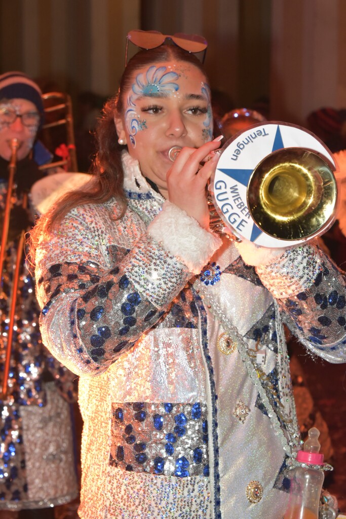 Frhlich zogen ber 80 Znfte, Fanfarenzge, Gugge-Musik- und Fasnachtsgruppen durch die Emmendinger Altstadt.