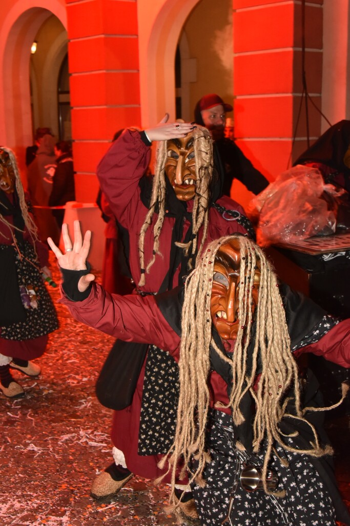 Frhlich zogen ber 80 Znfte, Fanfarenzge, Gugge-Musik- und Fasnachtsgruppen durch die Emmendinger Altstadt.