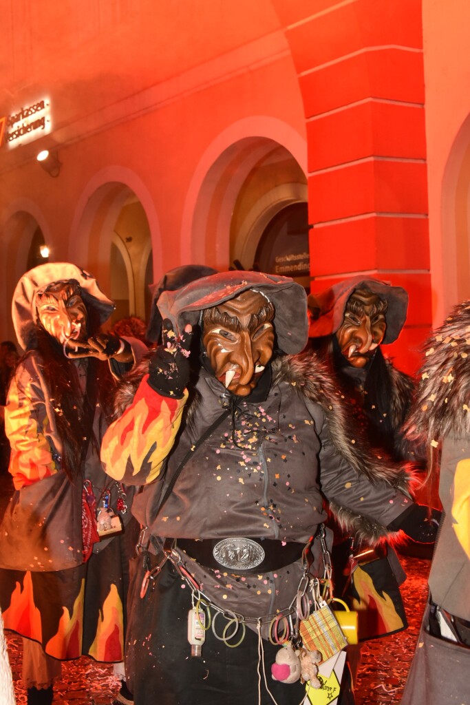 Frhlich zogen ber 80 Znfte, Fanfarenzge, Gugge-Musik- und Fasnachtsgruppen durch die Emmendinger Altstadt.