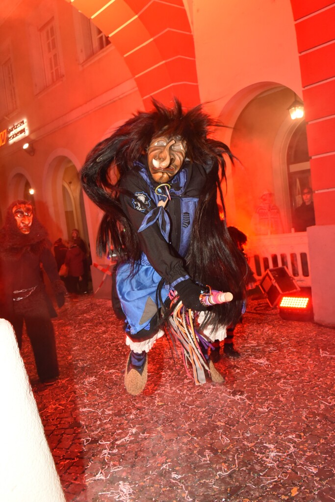 Frhlich zogen ber 80 Znfte, Fanfarenzge, Gugge-Musik- und Fasnachtsgruppen durch die Emmendinger Altstadt.