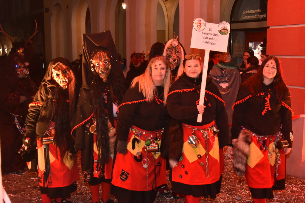 Frhlich zogen ber 80 Znfte, Fanfarenzge, Gugge-Musik- und Fasnachtsgruppen durch die Emmendinger Altstadt.