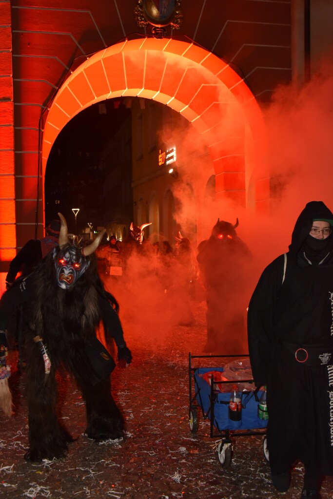 Frhlich zogen ber 80 Znfte, Fanfarenzge, Gugge-Musik- und Fasnachtsgruppen durch die Emmendinger Altstadt.