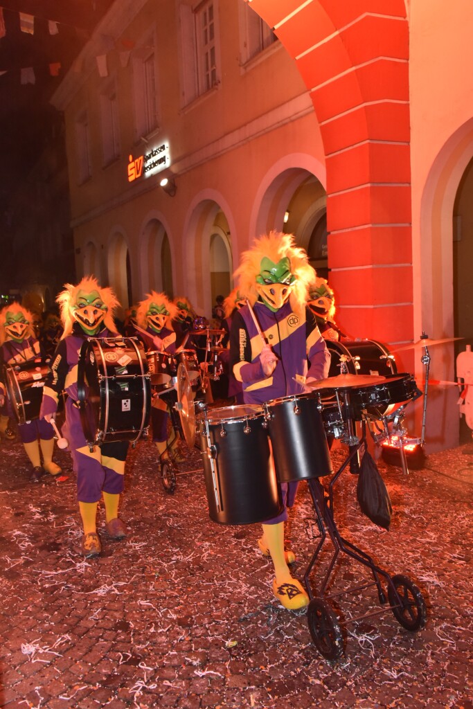 Frhlich zogen ber 80 Znfte, Fanfarenzge, Gugge-Musik- und Fasnachtsgruppen durch die Emmendinger Altstadt.