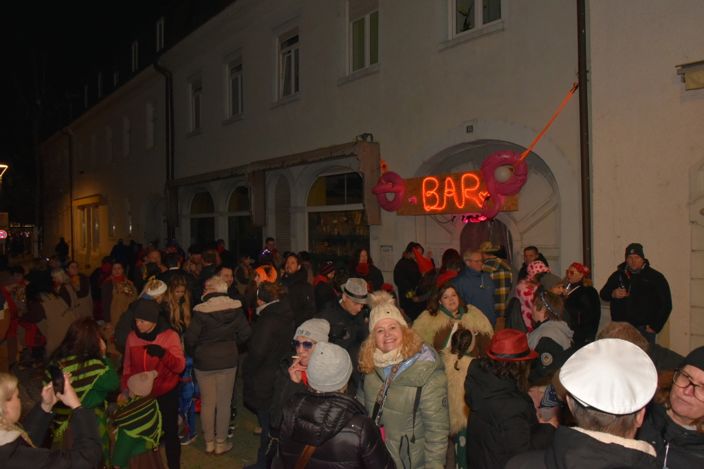 Frhlich zogen ber 80 Znfte, Fanfarenzge, Gugge-Musik- und Fasnachtsgruppen durch die Emmendinger Altstadt.