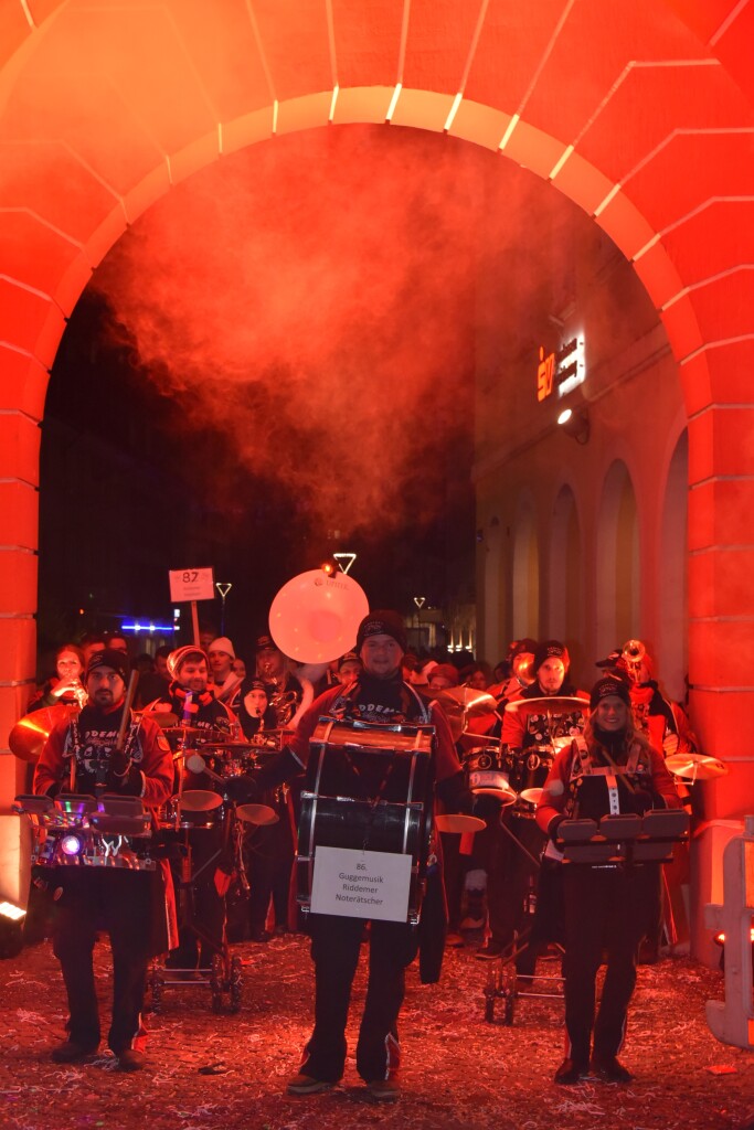 Frhlich zogen ber 80 Znfte, Fanfarenzge, Gugge-Musik- und Fasnachtsgruppen durch die Emmendinger Altstadt.