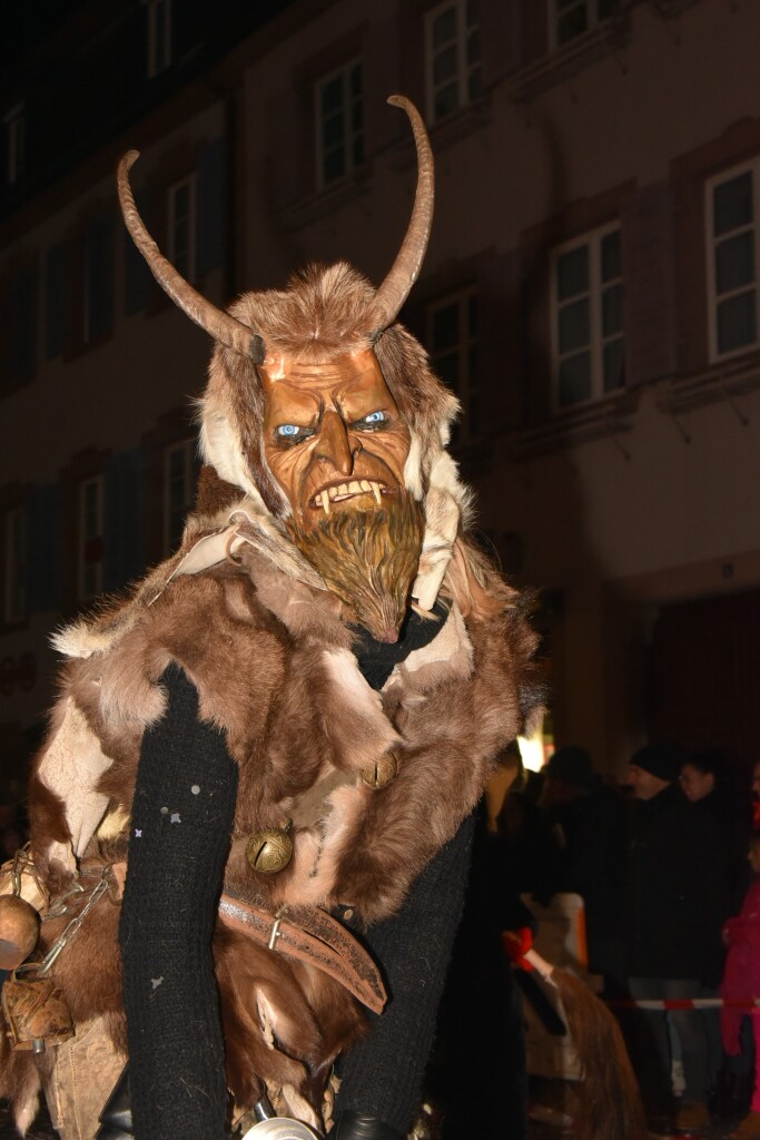 Frhlich zogen ber 80 Znfte, Fanfarenzge, Gugge-Musik- und Fasnachtsgruppen durch die Emmendinger Altstadt.