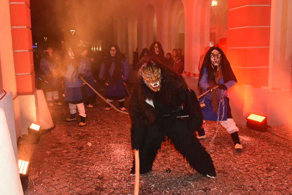 Frhlich zogen ber 80 Znfte, Fanfarenzge, Gugge-Musik- und Fasnachtsgruppen durch die Emmendinger Altstadt.