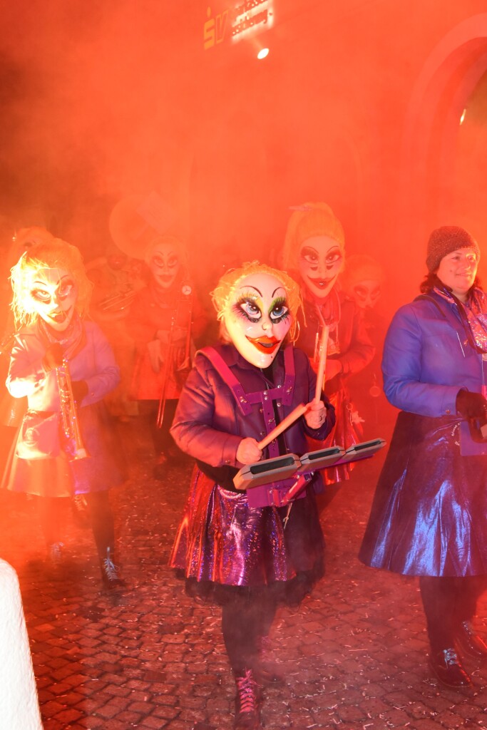 Frhlich zogen ber 80 Znfte, Fanfarenzge, Gugge-Musik- und Fasnachtsgruppen durch die Emmendinger Altstadt.