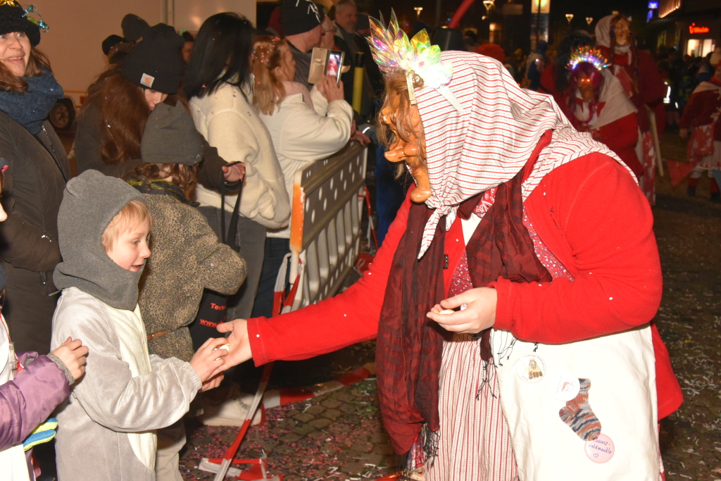 Frhlich zogen ber 80 Znfte, Fanfarenzge, Gugge-Musik- und Fasnachtsgruppen durch die Emmendinger Altstadt.