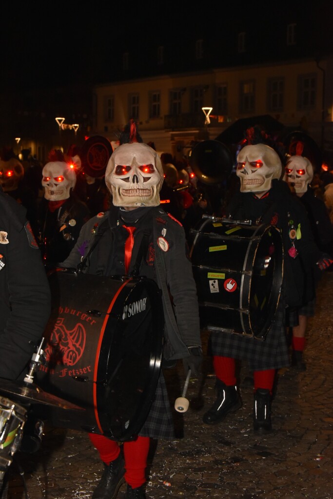 Frhlich zogen ber 80 Znfte, Fanfarenzge, Gugge-Musik- und Fasnachtsgruppen durch die Emmendinger Altstadt.