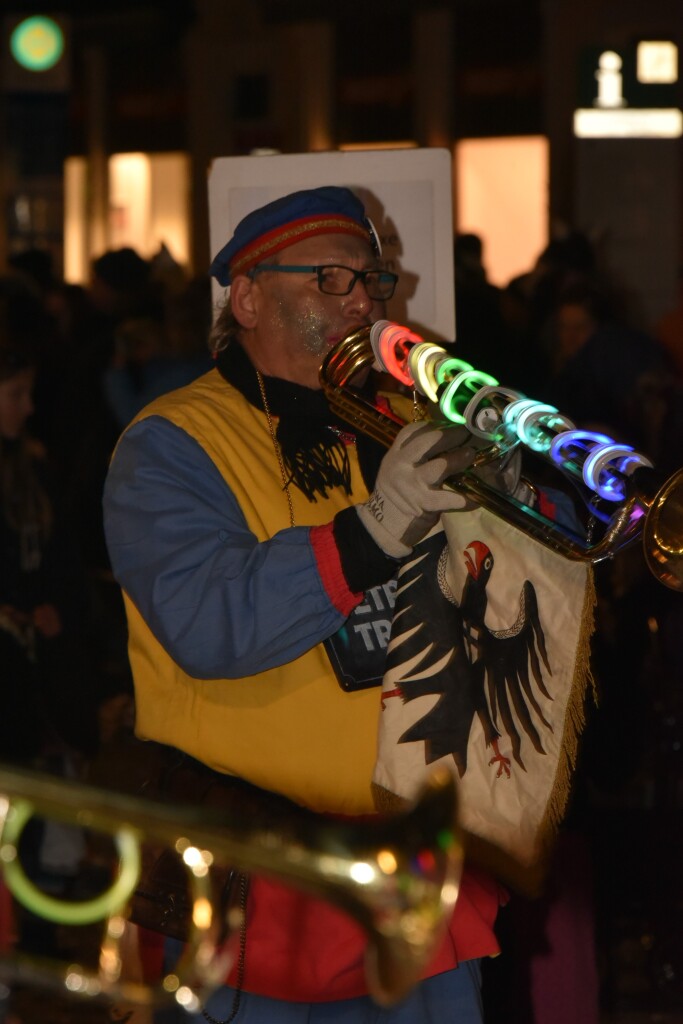 Frhlich zogen ber 80 Znfte, Fanfarenzge, Gugge-Musik- und Fasnachtsgruppen durch die Emmendinger Altstadt.