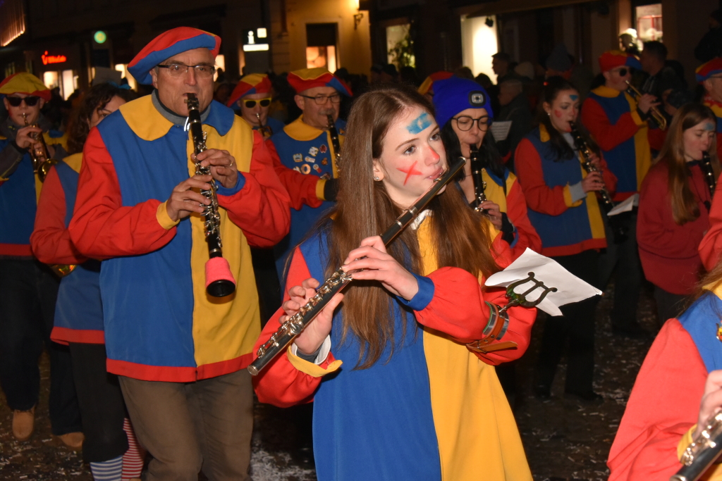 Frhlich zogen ber 80 Znfte, Fanfarenzge, Gugge-Musik- und Fasnachtsgruppen durch die Emmendinger Altstadt.