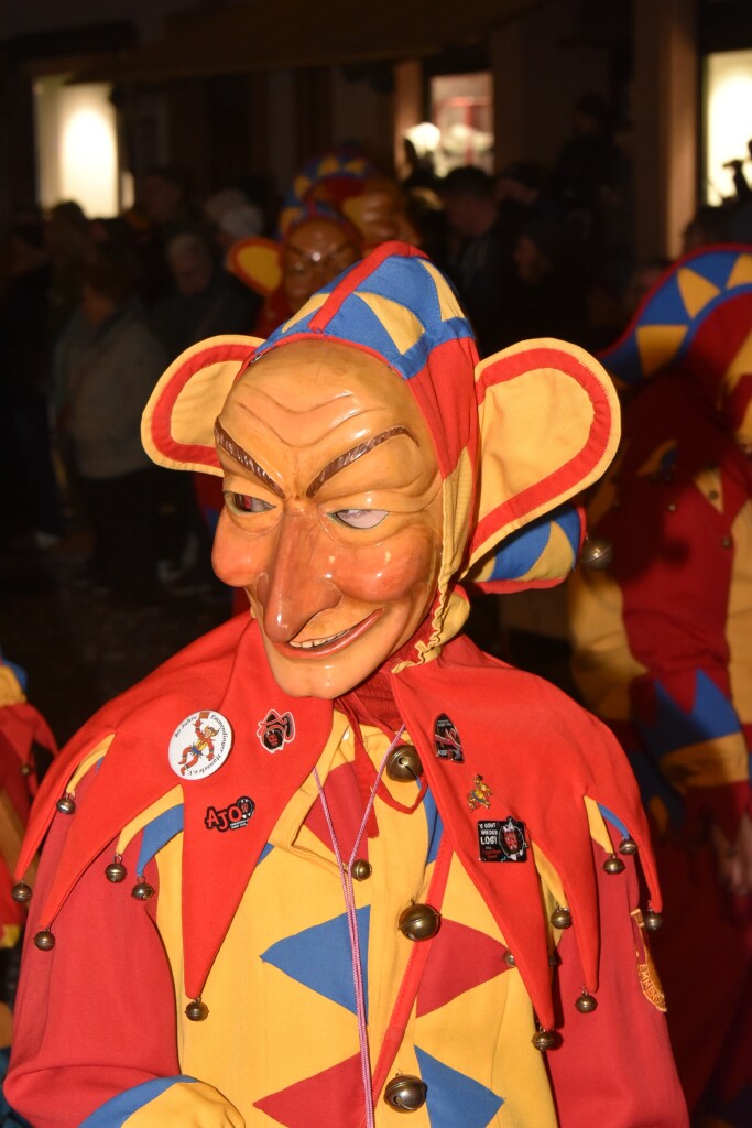 Frhlich zogen ber 80 Znfte, Fanfarenzge, Gugge-Musik- und Fasnachtsgruppen durch die Emmendinger Altstadt.