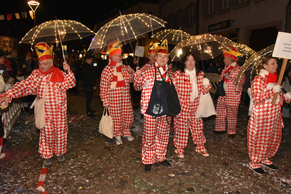 Frhlich zogen ber 80 Znfte, Fanfarenzge, Gugge-Musik- und Fasnachtsgruppen durch die Emmendinger Altstadt.