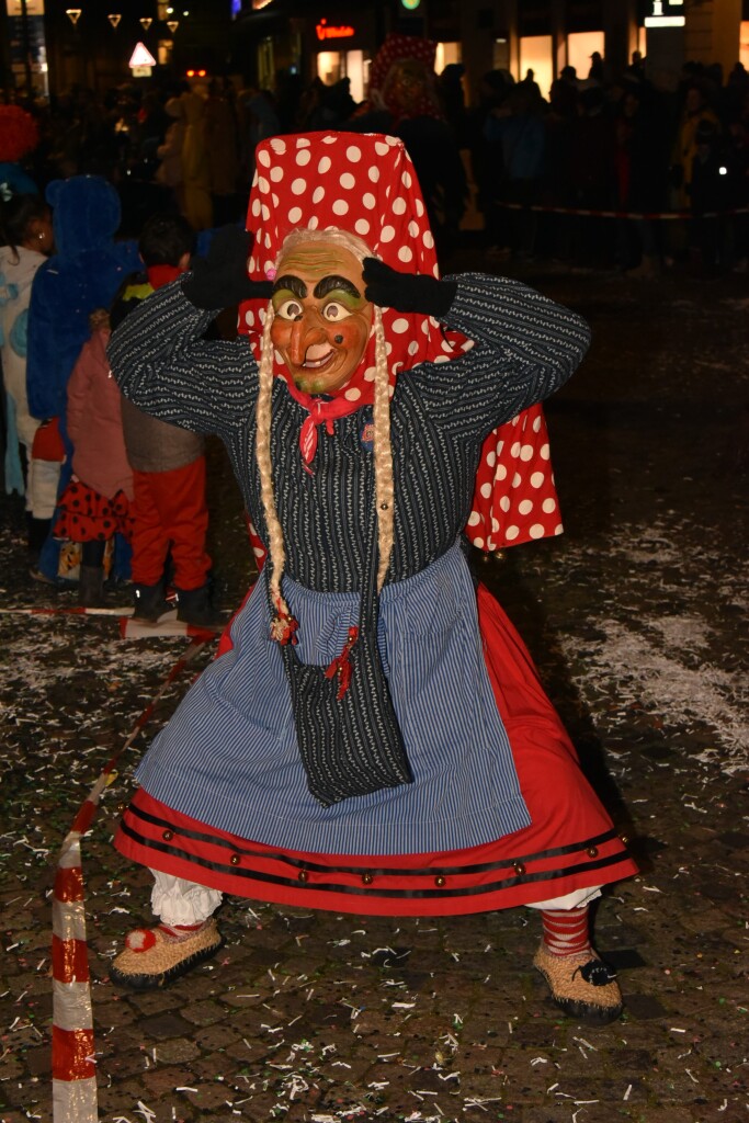 Frhlich zogen ber 80 Znfte, Fanfarenzge, Gugge-Musik- und Fasnachtsgruppen durch die Emmendinger Altstadt.