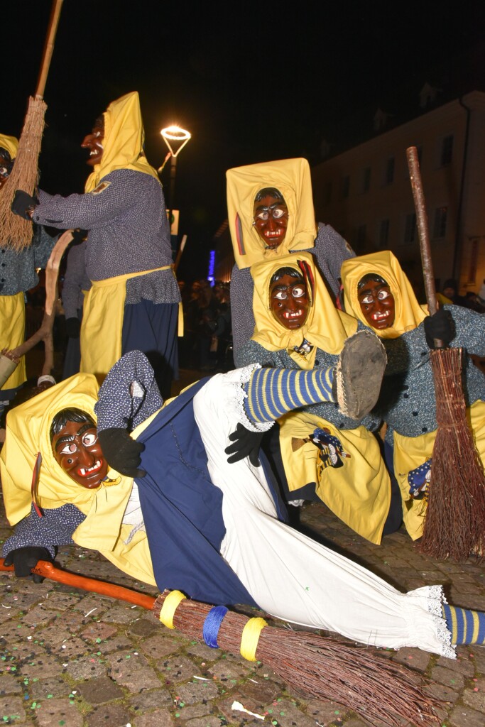 Frhlich zogen ber 80 Znfte, Fanfarenzge, Gugge-Musik- und Fasnachtsgruppen durch die Emmendinger Altstadt.