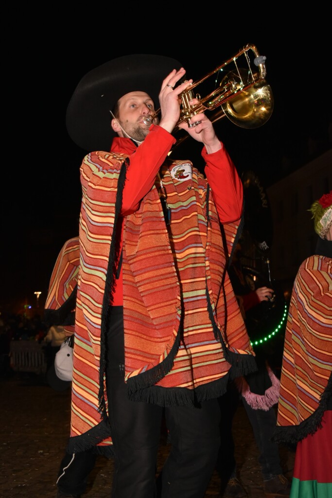 Frhlich zogen ber 80 Znfte, Fanfarenzge, Gugge-Musik- und Fasnachtsgruppen durch die Emmendinger Altstadt.