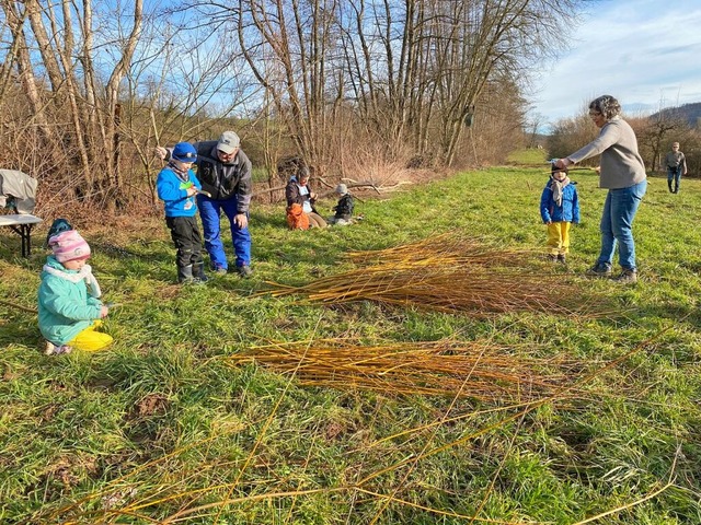 Stephanie Gemeke-Hartl (rechts) erklr... Groeltern, wie sie Weiden schneiden.  | Foto: Jutta Schtz