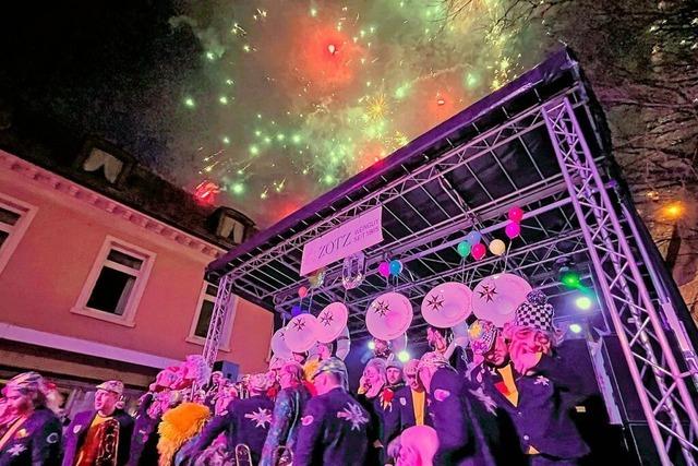 Klatschen, swingen, Handys zcken beim Fest der Strauschoeh-Schlurbi in Heitersheim