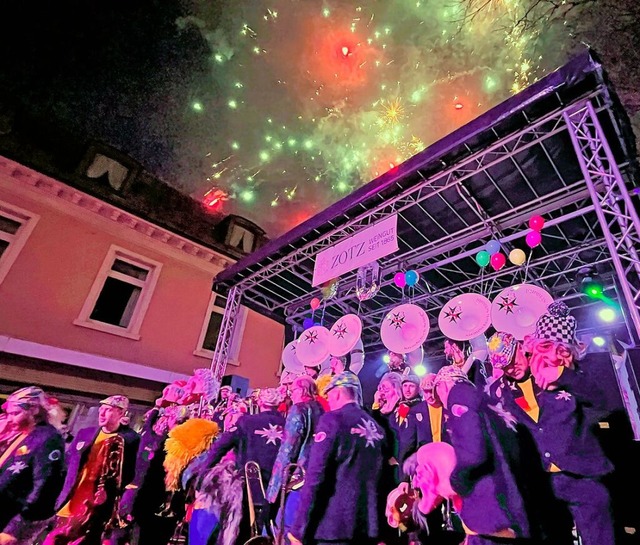 Mit einem Feuerwerk berraschten die S...choeh Schlurbis ihre Geburtstagsgste.  | Foto: Sabine Model