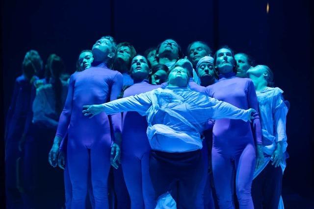 Im Tanzstck "Yaku Samay" bernimmt der Regen zeitweise die Choreografie