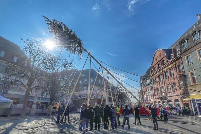 In Lrrach steht der Narrenbaum – zwei Minuten schneller als in Schnau