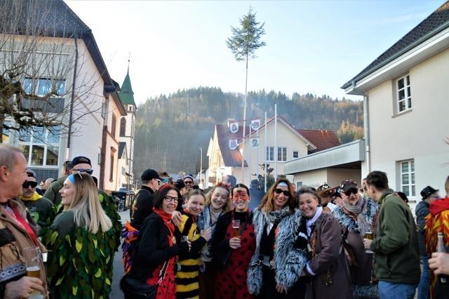 Narren feiern das Spektakel: In Hausen steht der Narrenbaum