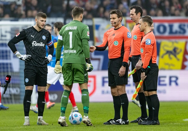 Felix Brych (M) verletzte sich in diesem Spiel.  | Foto: Axel Heimken/dpa