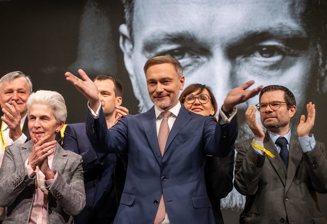 Der Vorsitzende im Mittelpunkt: Christian Lindner auf dem FDP-Parteitag  | Foto: Michael Kappeler/dpa