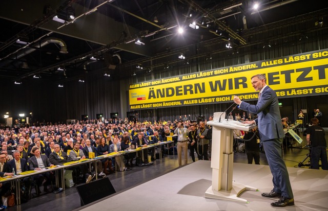 Lindner gibt sich in seiner Rede k&auml;mpferisch.  | Foto: Michael Kappeler/dpa