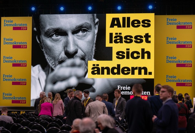 Zwei Wochen vor der Bundestagswahl sie...l;r die FDP in Umfragen nicht gut aus.  | Foto: Michael Kappeler/dpa