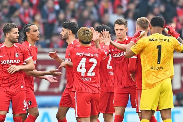 Die SC-Spieler bejubeln den knappen Heimerfolg gegen Heidenheim.  | Foto: Achim Keller