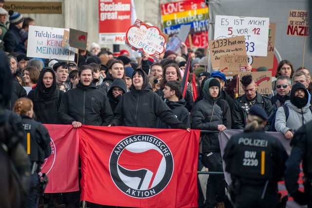 Teilnehmer einer Demonstration protest...n eine Wahlkampfveranstaltung der AfD.  | Foto: Stefan Puchner/dpa