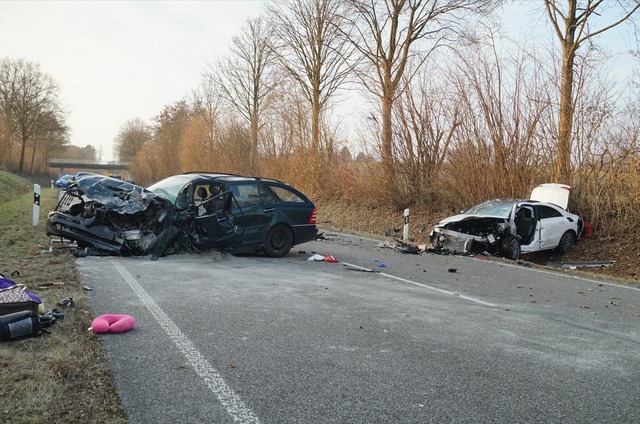 Zwei zerst&ouml;rte Fahrzeuge sind an ...sind mehrere Menschen verletzt worden.  | Foto: Wotschel/swd-medien.de/dpa