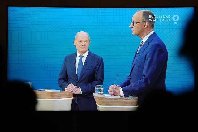 Heftige Wortgefechte: Olaf Scholz und ...rich Merz im TV-Duell von ARD und ZDF.  | Foto: Kay Nietfeld/dpa