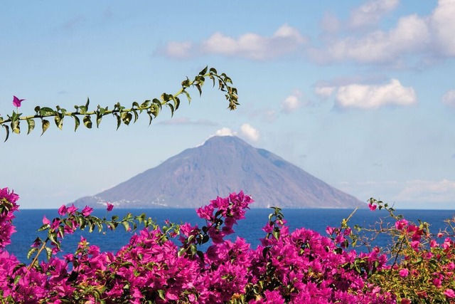 Stromboli mit Bougainvilleen  | Foto: F_122904530_XXL_rogerfr_Stromboli