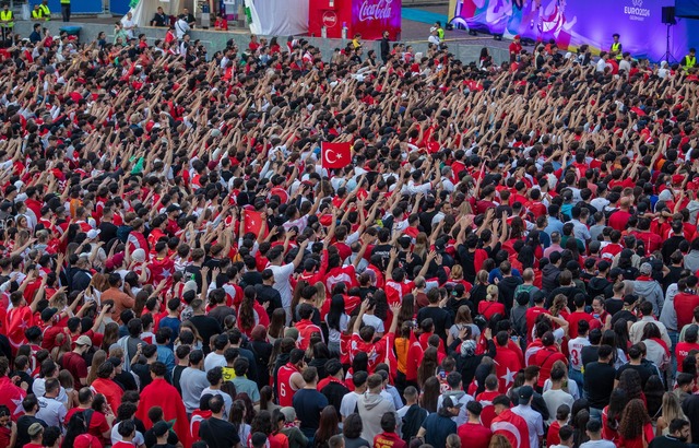 Zahlreiche t&uuml;rkische Fans sahen s...l;rkei und Tschechien an. (Archivbild)  | Foto: Christoph Schmidt/dpa