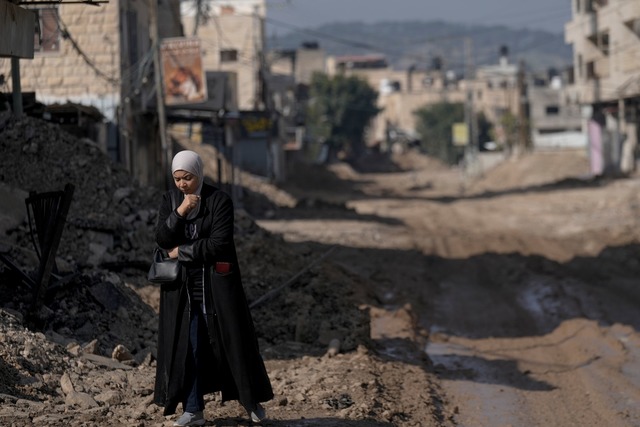 Wegen der israelischen Milit&auml;roff...e H&auml;user verlassen. (Archiv-Bild)  | Foto: Majdi Mohammed/AP/dpa