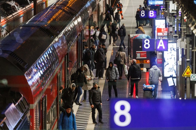 Mit dem Ticket kann man bundesweit im Nah- und Regionalverkehr fahren.  | Foto: Lando Hass/dpa