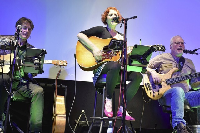 Die Band Miss Mllers Mucke mit (von l...s Mller) und Martin Hummel (Schultz).  | Foto: Thomas Biniossek