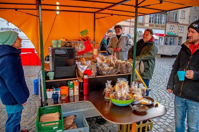 Ein Ort der Kommunikation: Am Stand vo...ch bei der Seelbacherin seinen Kaffee.  | Foto: Marius Alexander