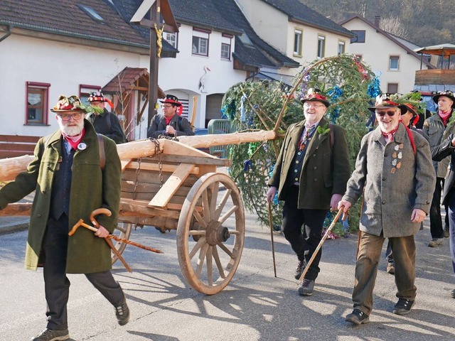 Am frhen Nachmittag begann ein kleine...nbaum wurde zum Rathausplatz gebracht.  | Foto: Michael Gottstein