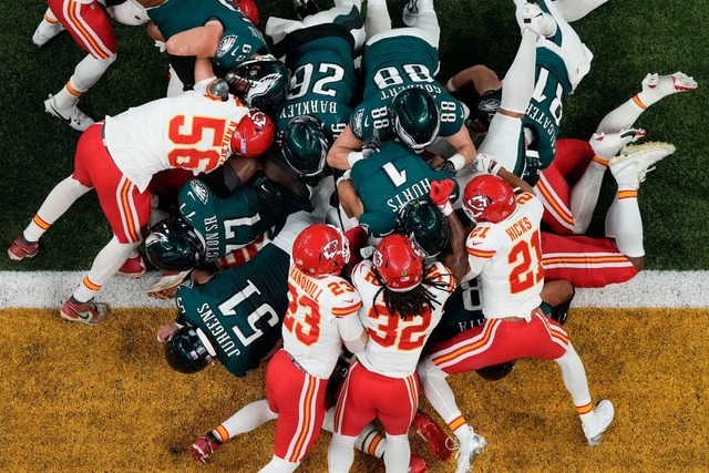 Der erste Touchdown von vielen: Jalen ...mer eins) schiebt sich in die Endzone.  | Foto: Godofredo A. V&aacute;squez/AP/dpa