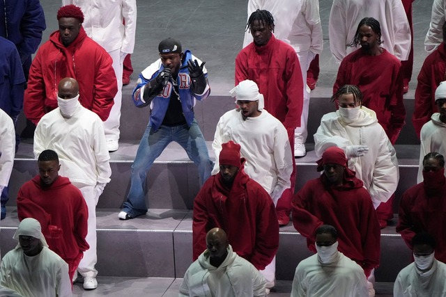 Kendrick Lamar lieferte die Show in der Halbzeit.  | Foto: Charlie Riedel/AP/dpa