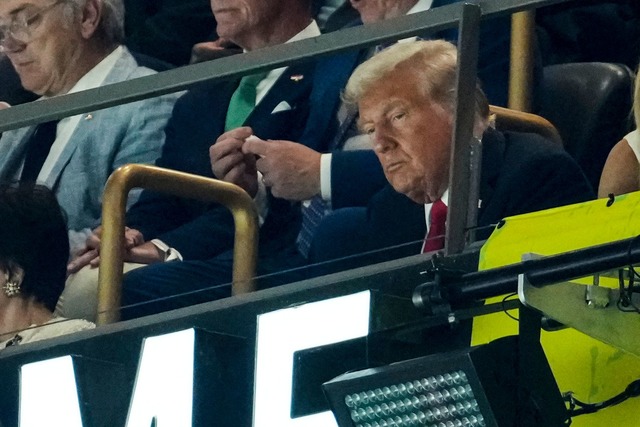 Als erster amtierender US-Pr&auml;side...onald Trump live bei einem Super Bowl.  | Foto: Gerald Herbert/AP/dpa