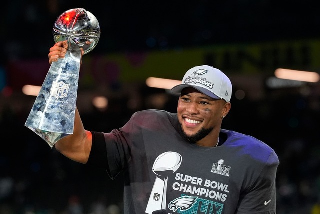 Zum 28. Geburtstag den ersten Super Bowl gewonnen: Saquon Barkley.  | Foto: Brynn Anderson/AP/dpa