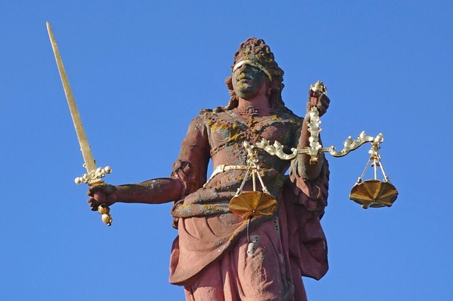 Justitia auf dem historischen  Offenburger Rathaus  | Foto: Helmut Seller