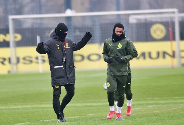 Niko Kovac musste sich beim Abschlusstraining in Dortmund warm anziehen.  | Foto: Bernd Thissen/dpa